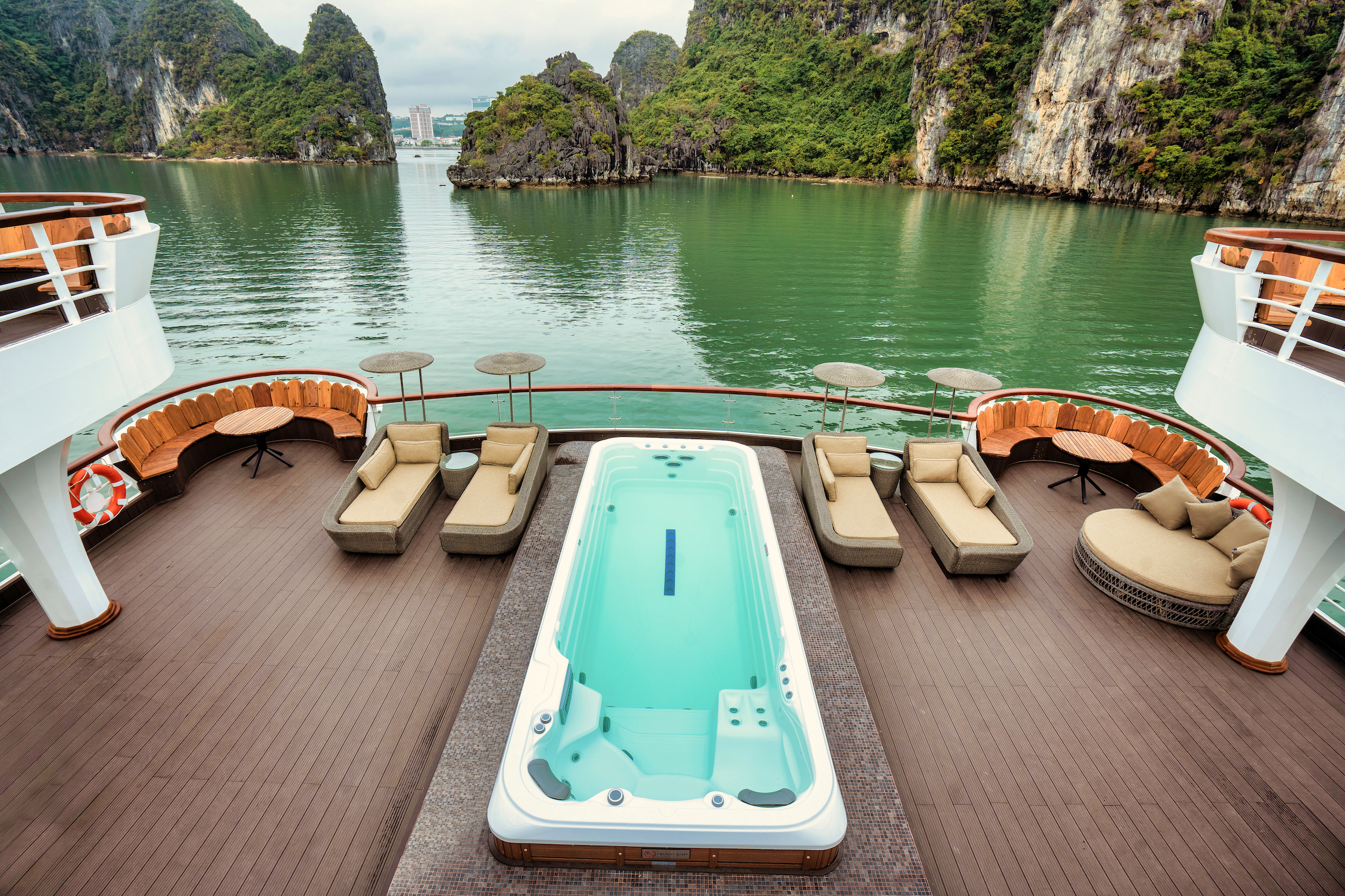 Jacuzzi-pool-1.jpg